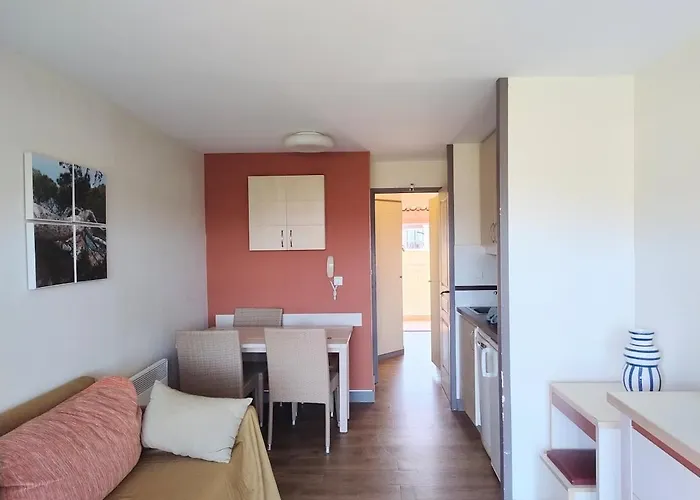 Heart Of Village, Near Beach, Wifi, Parking - Linen & Housework Included Appartement Saint-Raphaël