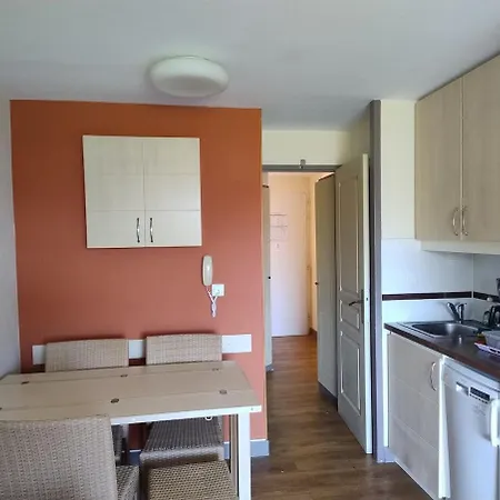Heart Of Village, Near Beach, Wifi, Parking, Linen & Clea Ning Included Apartment Saint-Raphaël