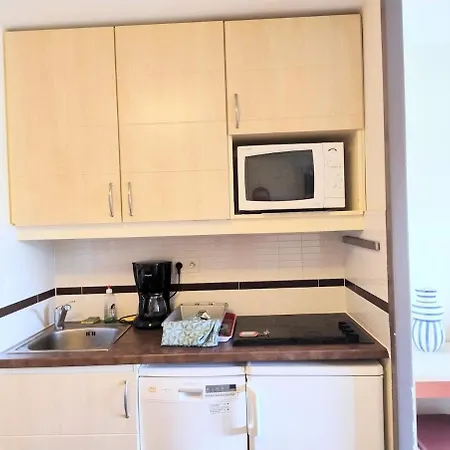 Heart Of Village, Near Beach, Wifi, Parking, Linen & Clea Ning Included Appartement