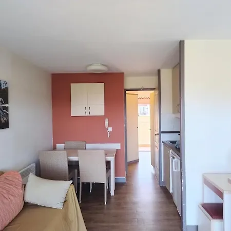 Heart Of Village, Near Beach, Wifi, Parking, Linen & Clea Ning Included Apartment Saint-Raphaël