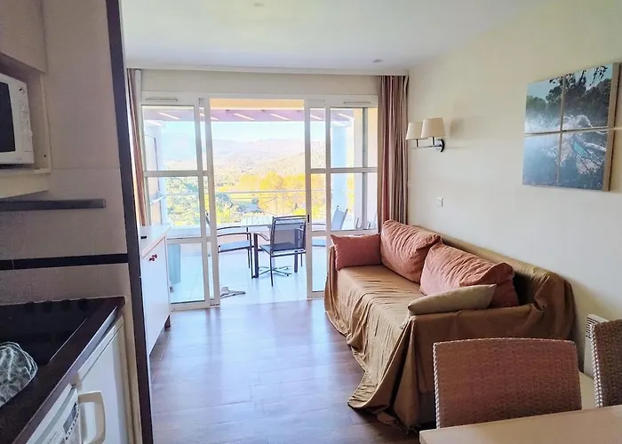 Heart Of Village, Near Beach, Wifi, Parking - Linen & Housework Included *