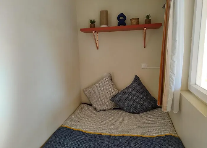 Heart Of Village, Near Beach, Wifi, Parking - Linen & Housework Included شقة